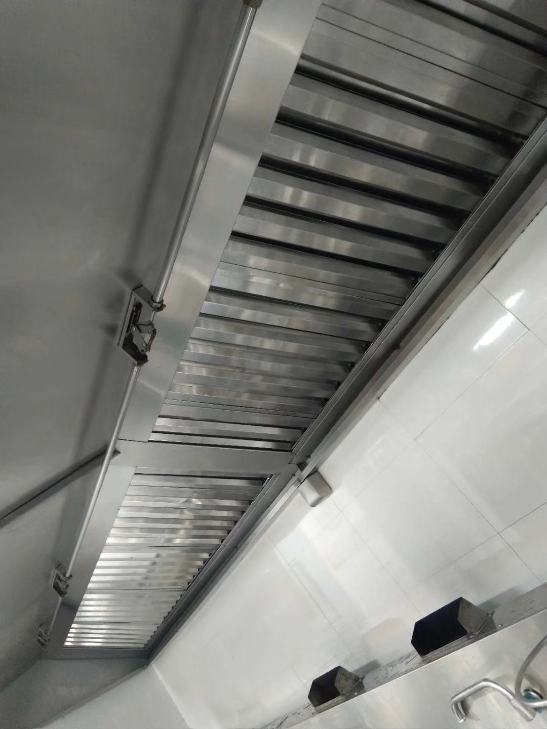 花都工厂酒店餐厅排烟管道、抽油烟机及油烟净化器等厨房设备清洗全攻略